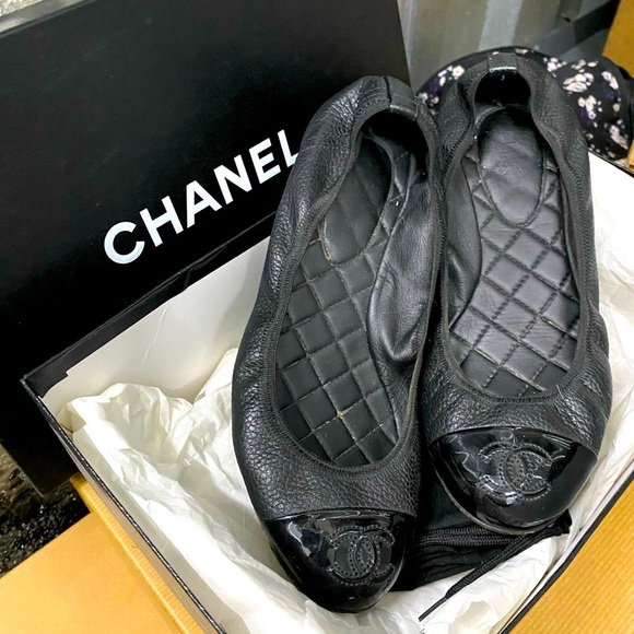 Gorgeous Chanel Flats - Picture 2 of 3